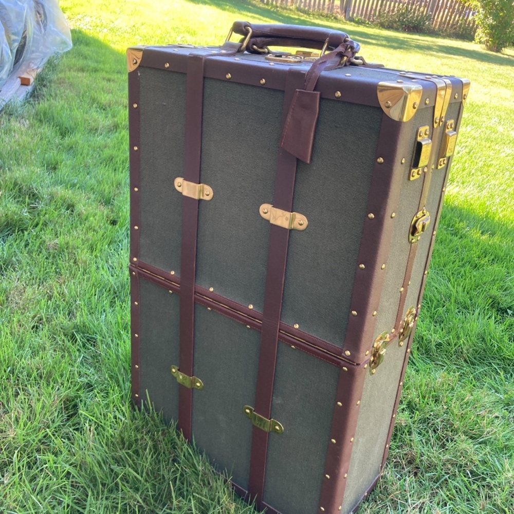 Harrods picnic Trunk. Classic Harrods green canvas with brass embellishments - Picture 3 of 12